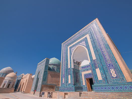 june-24-2023-samarkand-uzbekistan-shahizinda-memorial-complex-necropolis-samarkand-uzbekistan-unesco-world-heritage-blue-sky-with-copy-space-text 1